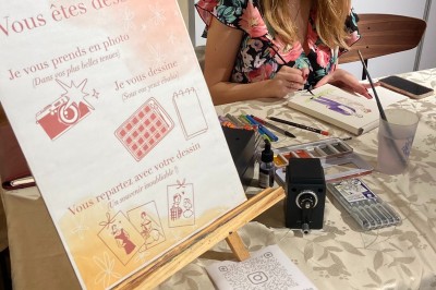 Deux illustrations colorées de femmes stylisées, l'une entourée de roses, l'autre de citrons, posées sur un tissu beige.