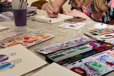 Deux illustrations colorées de femmes stylisées, l'une entourée de roses, l'autre de citrons, posées sur un tissu beige.