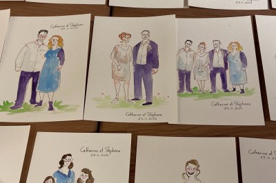 Deux illustrations colorées de femmes stylisées, l'une entourée de roses, l'autre de citrons, posées sur un tissu beige.