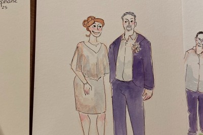 Deux illustrations colorées de femmes stylisées, l'une entourée de roses, l'autre de citrons, posées sur un tissu beige.