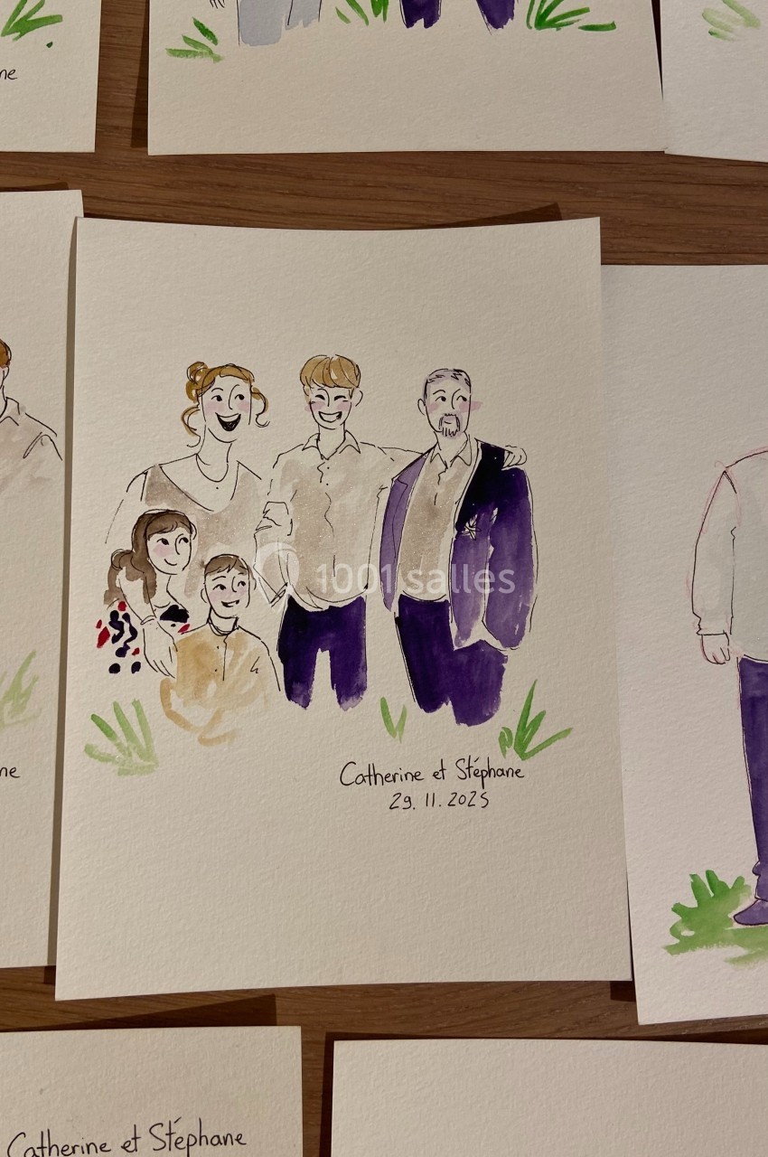 Illustration aquarelle représentant une famille souriante posant ensemble, avec des prénoms et une date inscrits en bas.