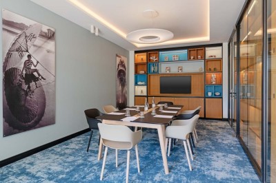 Miniature Location salle Saint-Laurent-du-Var (Alpes-Maritimes) - Holiday Inn Nice Port Saint Laurent #6 Espace lounge moderne avec fauteuils, canapés, tapis bleu et éclairage design dans un intérieur lumineux et chaleureux.