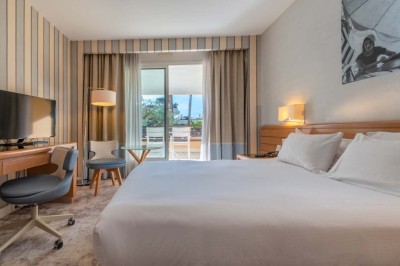 Miniature Location salle Saint-Laurent-du-Var (Alpes-Maritimes) - Holiday Inn Nice Port Saint Laurent #16 Espace lounge moderne avec fauteuils, canapés, tapis bleu et éclairage design dans un intérieur lumineux et chaleureux.