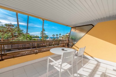 Miniature Location salle Saint-Laurent-du-Var (Alpes-Maritimes) - Holiday Inn Nice Port Saint Laurent #17 Espace lounge moderne avec fauteuils, canapés, tapis bleu et éclairage design dans un intérieur lumineux et chaleureux.