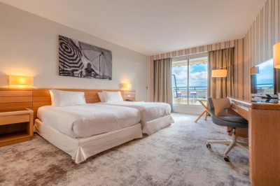 Miniature Location salle Saint-Laurent-du-Var (Alpes-Maritimes) - Holiday Inn Nice Port Saint Laurent #22 Espace lounge moderne avec fauteuils, canapés, tapis bleu et éclairage design dans un intérieur lumineux et chaleureux.