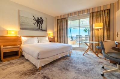 Miniature Location salle Saint-Laurent-du-Var (Alpes-Maritimes) - Holiday Inn Nice Port Saint Laurent #23 Espace lounge moderne avec fauteuils, canapés, tapis bleu et éclairage design dans un intérieur lumineux et chaleureux.