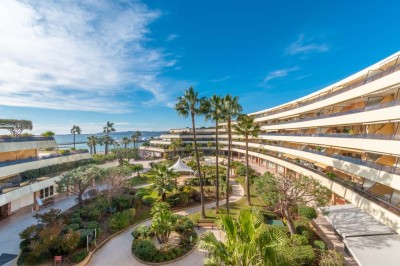 Miniature Location salle Saint-Laurent-du-Var (Alpes-Maritimes) - Holiday Inn Nice Port Saint Laurent #24 Espace lounge moderne avec fauteuils, canapés, tapis bleu et éclairage design dans un intérieur lumineux et chaleureux.