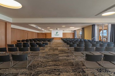 Miniature Location salle Saint-Laurent-du-Var (Alpes-Maritimes) - Holiday Inn Nice Port Saint Laurent #5 Espace lounge moderne avec fauteuils, canapés, tapis bleu et éclairage design dans un intérieur lumineux et chaleureux.