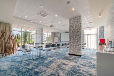 Miniature Location salle Saint-Laurent-du-Var (Alpes-Maritimes) - Holiday Inn Nice Port Saint Laurent #30 Espace lounge moderne avec fauteuils, canapés, tapis bleu et éclairage design dans un intérieur lumineux et chaleureux.