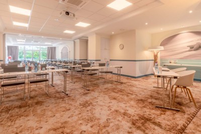 Miniature Location salle Saint-Laurent-du-Var (Alpes-Maritimes) - Holiday Inn Nice Port Saint Laurent #31 Espace lounge moderne avec fauteuils, canapés, tapis bleu et éclairage design dans un intérieur lumineux et chaleureux.