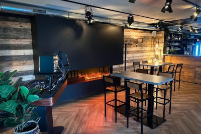 Miniature Location salle Braine-l'Alleud (Brabant wallon) - Le Moulin Blanc #2 Vue d'un intérieur avec un espace ouvert, un bar en briques, un parquet clair et une mezzanine avec rambarde blanche.
