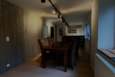 Miniature Location salle Braine-l'Alleud (Brabant wallon) - Le Moulin Blanc #15 Vue d'un intérieur avec un espace ouvert, un bar en briques, un parquet clair et une mezzanine avec rambarde blanche.