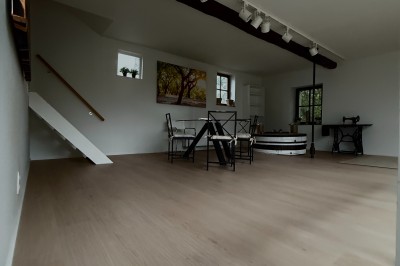 Miniature Location salle Braine-l'Alleud (Brabant wallon) - Le Moulin Blanc #16 Vue d'un intérieur avec un espace ouvert, un bar en briques, un parquet clair et une mezzanine avec rambarde blanche.