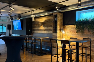 Miniature Location salle Braine-l'Alleud (Brabant wallon) - Le Moulin Blanc #9 Vue d'un intérieur avec un espace ouvert, un bar en briques, un parquet clair et une mezzanine avec rambarde blanche.