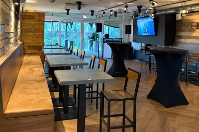 Miniature Location salle Braine-l'Alleud (Brabant wallon) - Le Moulin Blanc #10 Vue d'un intérieur avec un espace ouvert, un bar en briques, un parquet clair et une mezzanine avec rambarde blanche.