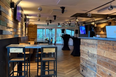 Miniature Location salle Braine-l'Alleud (Brabant wallon) - Le Moulin Blanc #7 Vue d'un intérieur avec un espace ouvert, un bar en briques, un parquet clair et une mezzanine avec rambarde blanche.