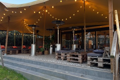 Miniature Location salle Braine-l'Alleud (Brabant wallon) - Le Moulin Blanc #5 Vue d'un intérieur avec un espace ouvert, un bar en briques, un parquet clair et une mezzanine avec rambarde blanche.