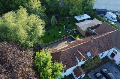 Miniature Location salle Braine-l'Alleud (Brabant wallon) - Le Moulin Blanc #11 Vue d'un intérieur avec un espace ouvert, un bar en briques, un parquet clair et une mezzanine avec rambarde blanche.