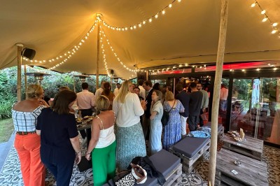 Miniature Location salle Braine-l'Alleud (Brabant wallon) - Le Moulin Blanc #11 Camion de restauration éclairé la nuit, stationné devant un bâtiment illuminé par une lumière bleue.