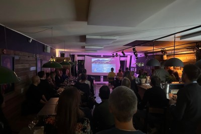 Miniature Location salle Braine-l'Alleud (Brabant wallon) - Le Moulin Blanc #2 Camion de restauration éclairé la nuit, stationné devant un bâtiment illuminé par une lumière bleue.