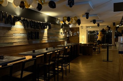 Miniature Location salle Braine-l'Alleud (Brabant wallon) - Le Moulin Blanc #6 Camion de restauration éclairé la nuit, stationné devant un bâtiment illuminé par une lumière bleue.