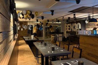 Miniature Location salle Braine-l'Alleud (Brabant wallon) - Le Moulin Blanc #7 Camion de restauration éclairé la nuit, stationné devant un bâtiment illuminé par une lumière bleue.