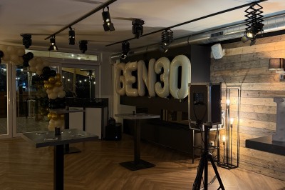 Miniature Location salle Braine-l'Alleud (Brabant wallon) - Le Moulin Blanc #12 Camion de restauration éclairé la nuit, stationné devant un bâtiment illuminé par une lumière bleue.