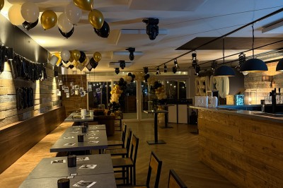 Miniature Location salle Braine-l'Alleud (Brabant wallon) - Le Moulin Blanc #5 Camion de restauration éclairé la nuit, stationné devant un bâtiment illuminé par une lumière bleue.