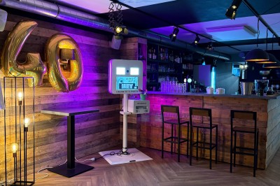 Miniature Location salle Braine-l'Alleud (Brabant wallon) - Le Moulin Blanc #4 Camion de restauration éclairé la nuit, stationné devant un bâtiment illuminé par une lumière bleue.