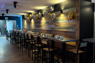 Miniature Location salle Braine-l'Alleud (Brabant wallon) - Le Moulin Blanc #13 Camion de restauration éclairé la nuit, stationné devant un bâtiment illuminé par une lumière bleue.