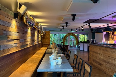 Miniature Location salle Braine-l'Alleud (Brabant wallon) - Le Moulin Blanc #14 Camion de restauration éclairé la nuit, stationné devant un bâtiment illuminé par une lumière bleue.