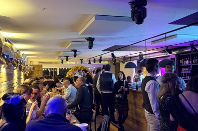 Miniature Location salle Braine-l'Alleud (Brabant wallon) - Le Moulin Blanc #3 Camion de restauration éclairé la nuit, stationné devant un bâtiment illuminé par une lumière bleue.