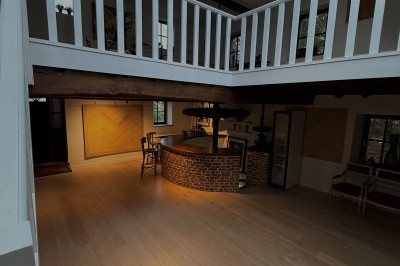 Salle lumineuse avec parquet clair, table et chaises au centre, escalier blanc, machine à coudre ancienne et tableau au mur.