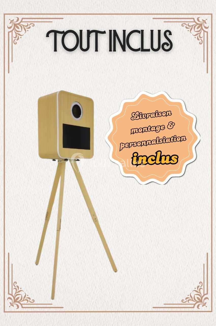 Photobooth en bois clair sur trépied avec mention ’livraison, montage et personnalisation inclus’.