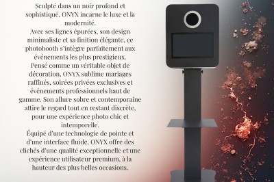 Photobooth noir au design minimaliste sur pied, avec un écran et un objectif intégré, présenté sur fond sombre et texturé.
