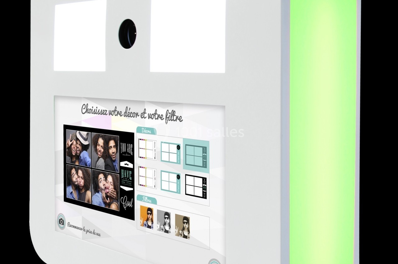Borne photo interactive avec écran tactile affichant des options de filtres et de décors personnalisables.