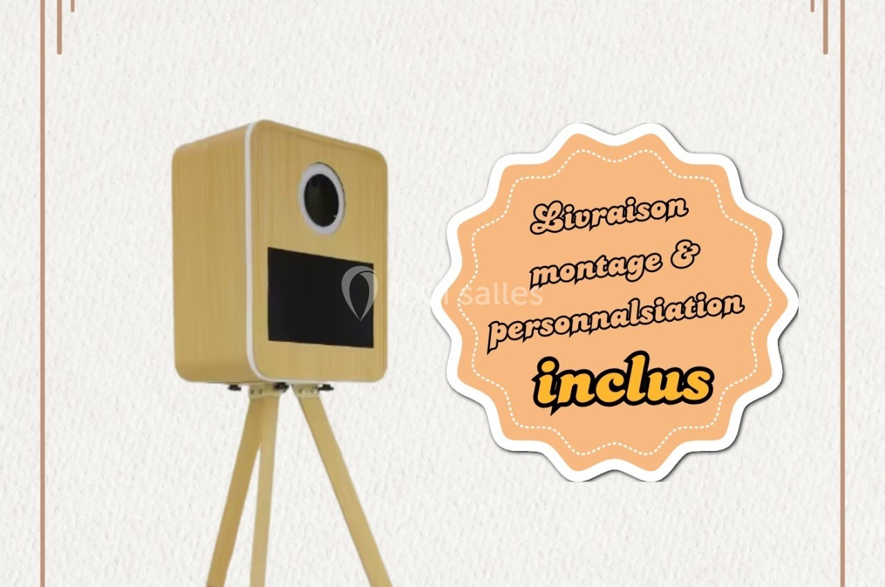 Borne photo en bois sur trépied avec encart mentionnant ’Livraison, montage et personnalisation inclus’.