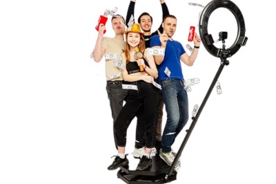 Borne photo interactive avec écran tactile affichant des options de filtres et de décors personnalisables.