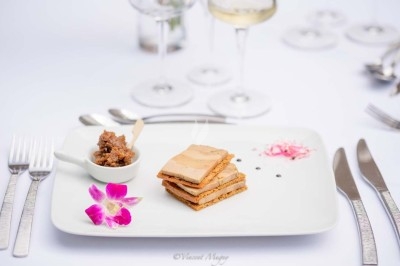 Miniature Traiteur Épagny (Côte-d'Or) - Traiteur Benoit Bruley #3 Plateau de fromages variés entourés de grappes de raisin, noix et herbes fraîches sur une table claire.