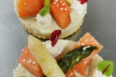 Miniature Traiteur Épagny (Côte-d'Or) - Traiteur Benoit Bruley #7 Plateau de fromages variés entourés de grappes de raisin, noix et herbes fraîches sur une table claire.