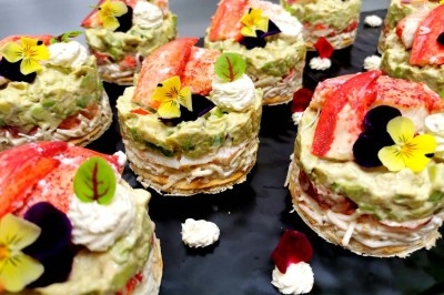 Miniature Traiteur Épagny (Côte-d'Or) - Traiteur Benoit Bruley #9 Plateau de fromages variés entourés de grappes de raisin, noix et herbes fraîches sur une table claire.