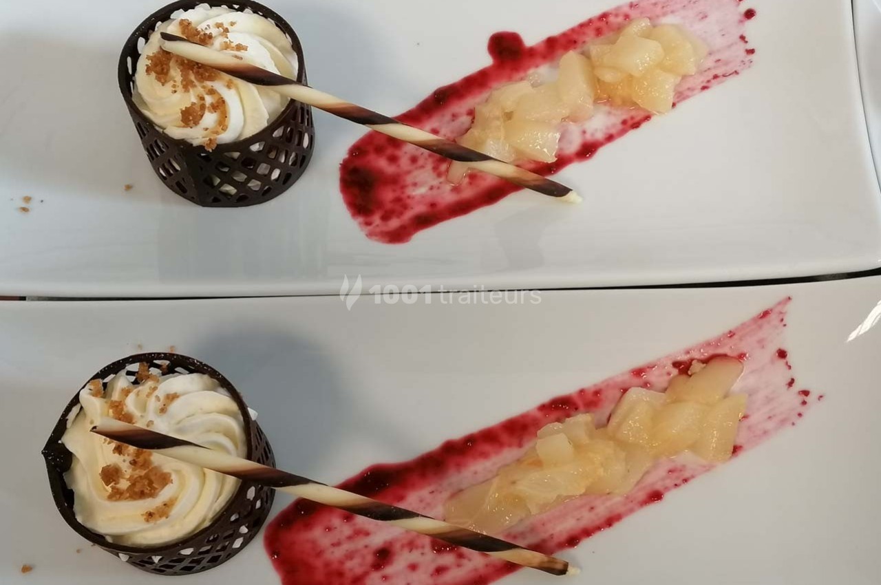 Desserts individuels avec mousse, biscuit croquant, coulis rouge, dés de fruits et bâtonnets chocolatés sur assiettes…