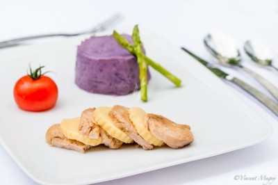 Miniature Traiteur Épagny (Côte-d'Or) - Traiteur Benoit Bruley #11 Plateau de fromages variés entourés de grappes de raisin, noix et herbes fraîches sur une table claire.