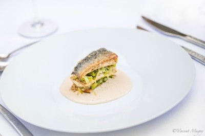 Miniature Traiteur Épagny (Côte-d'Or) - Traiteur Benoit Bruley #4 Plateau de fromages variés entourés de grappes de raisin, noix et herbes fraîches sur une table claire.