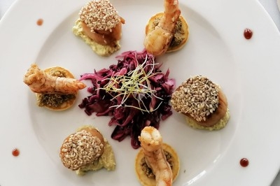 Miniature Traiteur Épagny (Côte-d'Or) - Traiteur Benoit Bruley #12 Plateau de fromages variés entourés de grappes de raisin, noix et herbes fraîches sur une table claire.