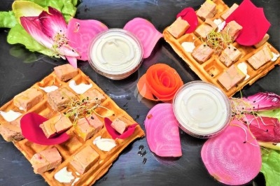 Miniature Traiteur Épagny (Côte-d'Or) - Traiteur Benoit Bruley #13 Plateau de fromages variés entourés de grappes de raisin, noix et herbes fraîches sur une table claire.