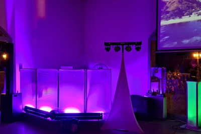 Miniature DJ Heyrieux (Isère) - Ld Animations #7 Un couple en tenue de mariage danse dans une salle éclairée par des lumières colorées et entourée de fumée.