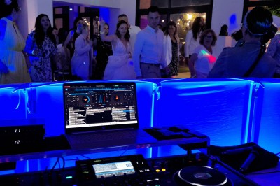 Miniature DJ Heyrieux (Isère) - Ld Animations #8 Un couple en tenue de mariage danse dans une salle éclairée par des lumières colorées et entourée de fumée.