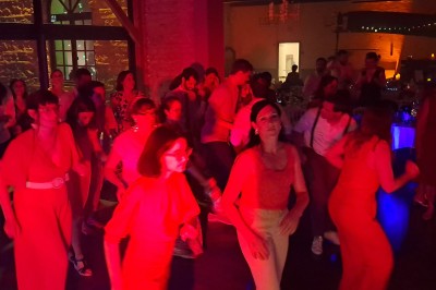 Miniature DJ Heyrieux (Isère) - Ld Animations #14 Un couple en tenue de mariage danse dans une salle éclairée par des lumières colorées et entourée de fumée.