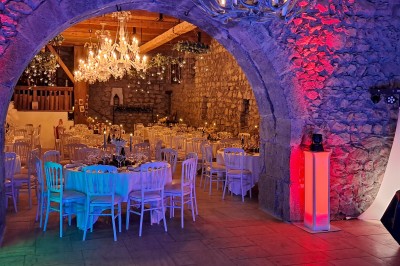 Miniature DJ Heyrieux (Isère) - Ld Animations #16 Un couple en tenue de mariage danse dans une salle éclairée par des lumières colorées et entourée de fumée.